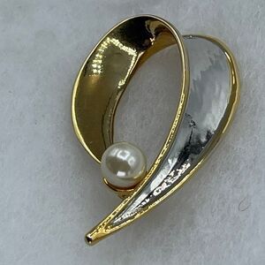 Vintage 10K plated white & yellow gold ribbon brooch faux pearl decor.